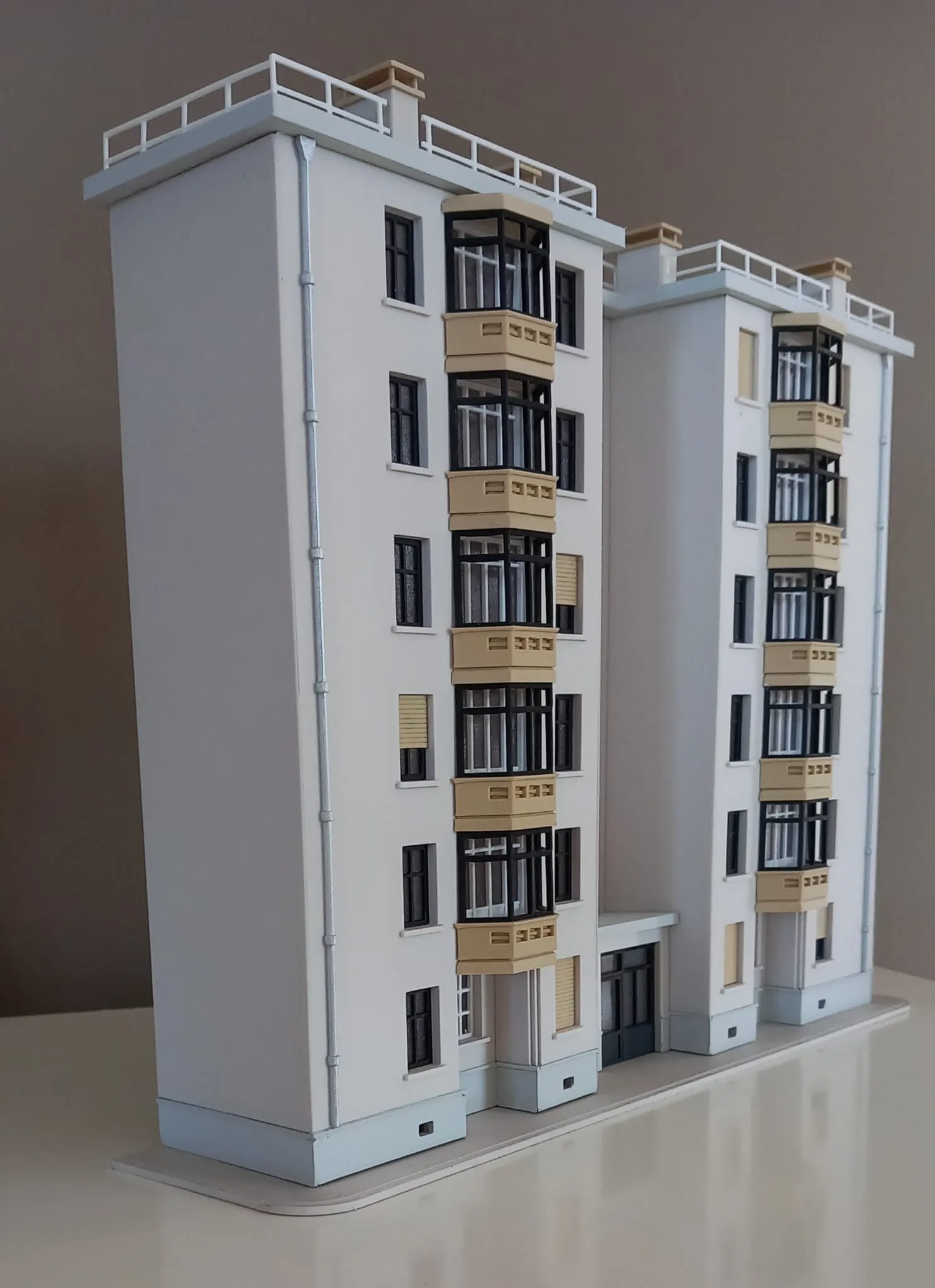 Immeuble Tony Garnier vu de trois quarts, bow-windows et toits-terrasses