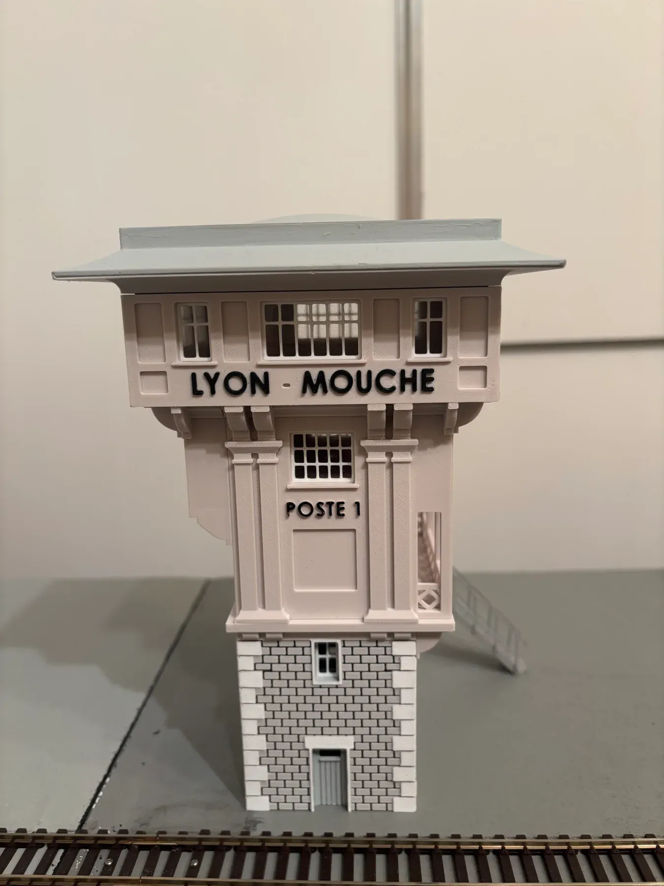 Poste d'aiguillage Lyon-Mouche vu de trois quarts, escalier extérieur
